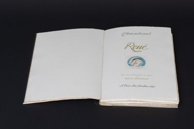 un livre ouvert sur lequel figure la photo d'un homme