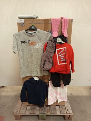un présentoir de vêtements posé sur une palette dans une pièce