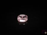 gros plan d'un diamant rose sur une surface noire