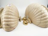 deux sacs à main en forme de coquillage posés sur une table blanche