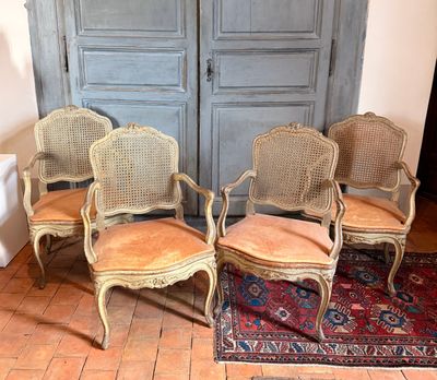 Trois chaises sont posées dans une pièce où il y a un tapis au sol.