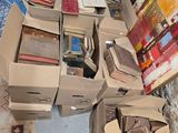 de nombreux cartons de livres posés sur le sol les uns à côté des autres