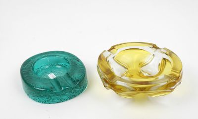 deux objets en verre de couleurs différentes posés sur une surface blanche