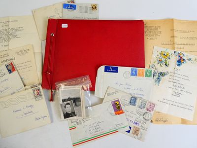de nombreuses lettres et enveloppes disposées sur la table