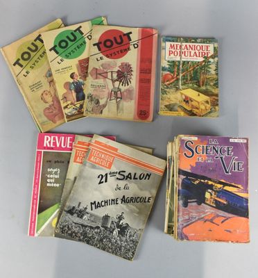 Plusieurs livres sont posés sur une table devant un fond blanc.