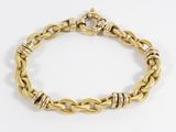 gros plan d'un bracelet en or sur fond blanc