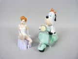 deux figurines représentant une femme sur un scooter et une vache sur un scooter