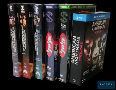 beaucoup de DVD qui se trouvent sur l'étagère