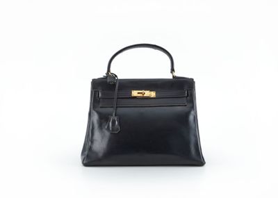 un sac à main en cuir noir sur fond blanc