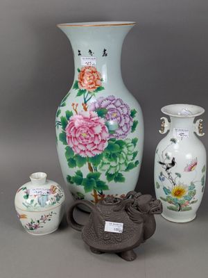 CHINE, XXe siècle Ensemble en porcelaine comprenant : Deux v…