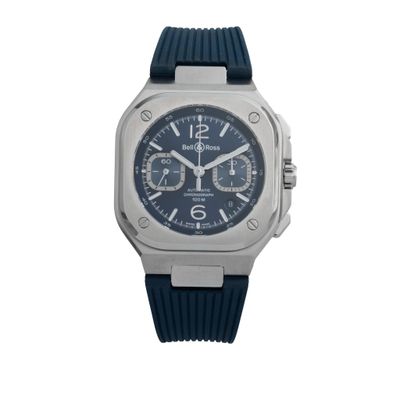 une image d'un gros plan d'une montre-bracelet sur un fond blanc