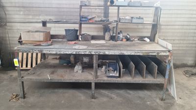 une image d'un établi dans un garage
