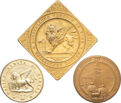 trois types différents de pièces d'or sur fond blanc