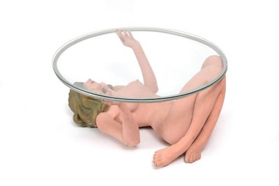 Table basse anthropomorphe en plâtre polychrome figurant une…