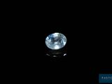 un diamant bleu sur fond noir