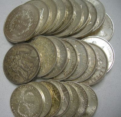 Des pièces d'argent sont empilées les unes sur les autres sur une table