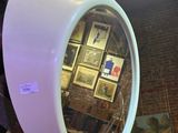un miroir accroché au mur de la pièce