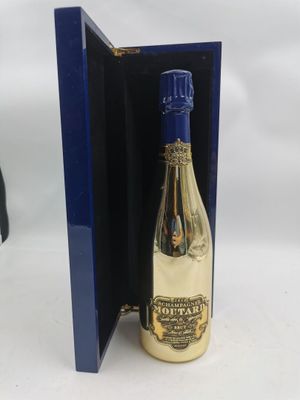 une boîte bleue ouverte contenant une bouteille de champagne