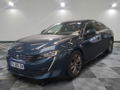 la voiture bleue est garée sur un sol en damier dans le garage