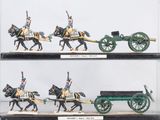 quatre types différents de petits soldats dans une vitrine