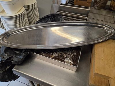un plateau en métal posé sur une table