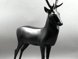 une image représentant une statue de cerf avec des bois