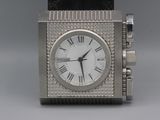 une montre carrée en argent avec des chiffres romains sur le cadran