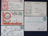 quatre enveloppes différentes, munies de timbres et sur lesquelles sont apposés des timbres, posées sur un fond bleu