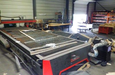 une grande machine installée dans un bâtiment