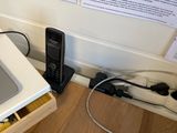 un micro-ondes posé par terre à côté d'un téléphone