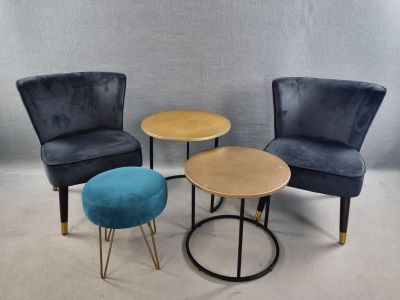 trois chaises et une table qui se trouvent dans une pièce