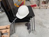 un chapeau blanc posé sur une chaise noire dans une pièce