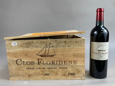 la bouteille de vin rouge se trouve à côté d'une caisse en bois