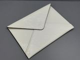 une image représentant une enveloppe blanche posée sur une table