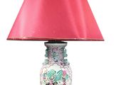 une lampe rose surmontée d'un abat-jour rose