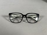 une paire de lunettes posée sur une table