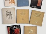 Plusieurs livres sont alignés sur une table près d'une chaise