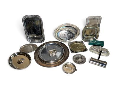 beaucoup d'objets en argent qui se trouvent sur la table