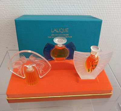 une photo montrant deux flacons de parfum posés sur une table