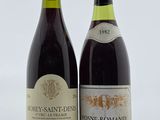 deux bouteilles de vin posées l'une à côté de l'autre sur une table