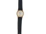 une image représentant une montre avec un bracelet noir et un cadran blanc