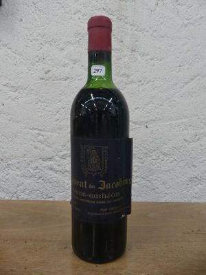 une bouteille de vin posée sur une table