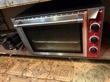 un four grille-pain posé par terre à côté d'un micro-ondes