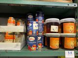 de nombreux bocaux de conserve sur les rayons du magasin
