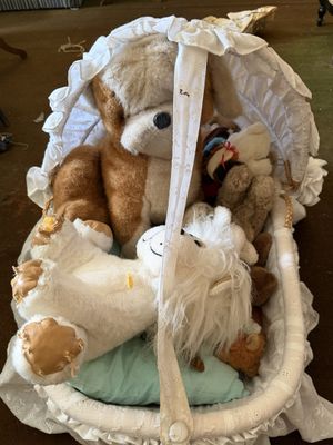 un ours en peluche dans un panier rempli d'animaux en peluche