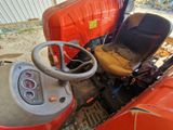 un tracteur rouge équipé d'un système de direction et d'un volant