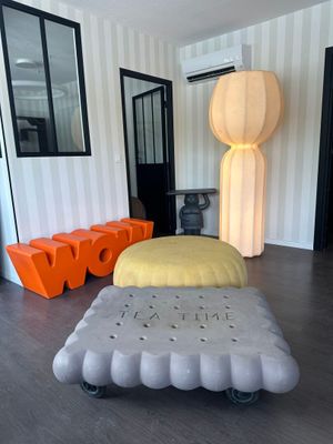 un lit fabriqué en plastique