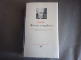 la photo d'un livre sur lequel figure la photo d'un homme