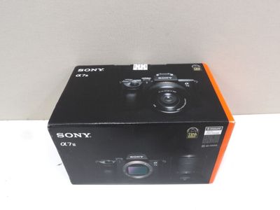 L'appareil photo Sony se trouve dans la boîte posée sur la table.