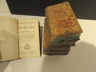 plusieurs vieux livres sont empilés sur une table